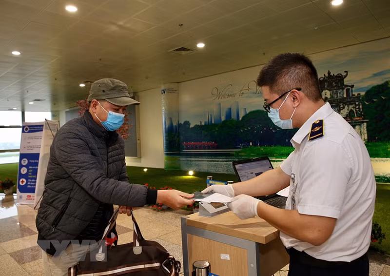 Ngoài khai báo trực tiếp, những ngày gần đây khách đến Nội Bài có thể khai báo trực tuyến qua cổng thông tin. Hiện tại ngoài Tiếng Việt, tại website khai báo có sẵn các ngôn ngữ khác nhau như: Tiếng Anh, Trung Quốc, Hàn Quốc, Italy, Campuchia. (Ảnh TTXVN)