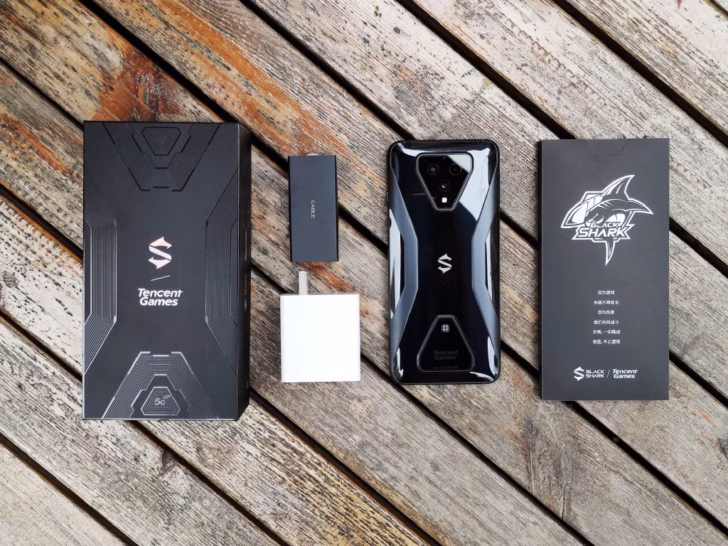 Về tối ưu hóa hiệu năng, dòng điện thoại di động chơi game Tencent Black Shark 3 được trang bị động cơ SolarCore thế hệ thứ hai do Tencent Games tạo ra và đã tinh chỉnh điều chỉnh hiệu suất cho các tình huống nói lắp có thể có trong trò chơi.