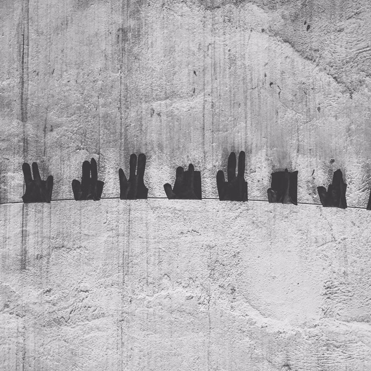 Bức ảnh chụp những đôi bao tay được phơi trên bức tường của quán rửa xe. Tác giả Hà Phong khéo lật khung hình và cho người xem cảm giác rất mới lạ. Kỹ thuật này với nhiều người chơi ảnh và yêu ảnh có lẽ không còn lạ lẫm. Lựa chọn chơi tương phản và sử dụng trên điện thoại iphone 6 là điều không mấy ai nghĩ tới và làm được. (Ảnh: Hoàng Gia Hà Phong)