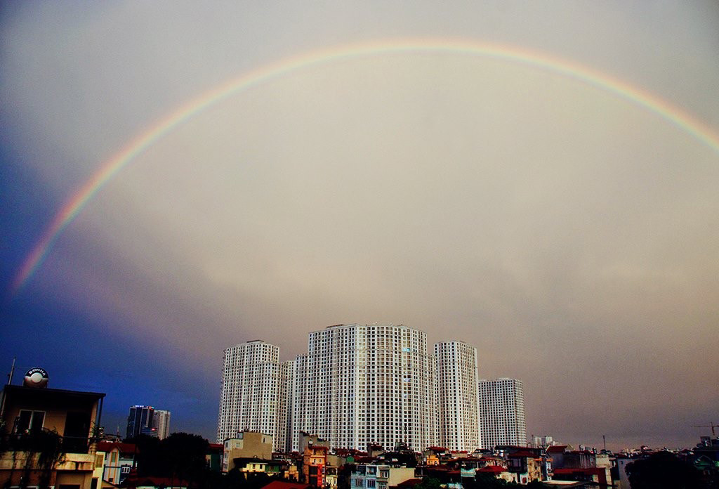 Khoảnh khắc hiếm hoi khung trời Hà Nội sau cơn mưa, việc lựa chọn khung hình đủ khéo léo. Một Hà Nội đang nhiều hơn những toà trọc trời, nhưng đâu đó vẫn đẹp và nhẹ nhàng hơn qua khung hình này. (Ảnh: Hoàng Gia Hà Phong)