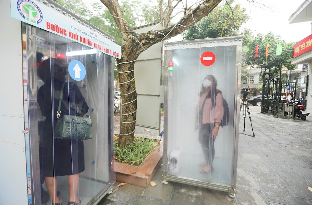 Việc chế tạo thành công buồng khử khuẩn toàn thân di động sử dụng nước muối ion và buồng khử khuẩn nhiệt ozon là tín hiệu đáng mừng trong công cuộc phòng chống dịch bệnh Covid-19. Công trình được Viện Sức khỏe nghề nghiệp và môi trường đã phối hợp với Trường đại học Bách khoa Hà Nội thiết kế, chế tạo và chính thức đưa vào thử nghiệm.