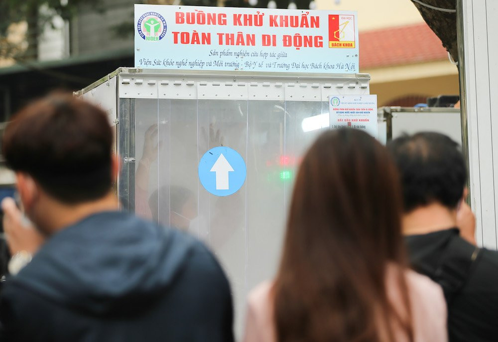 Theo thông báo của Viện SKNN&amp;MT, toàn bộ cán bộ công nhân viên, khách tới Viện đều phải đi qua buồng khử khuẩn này.