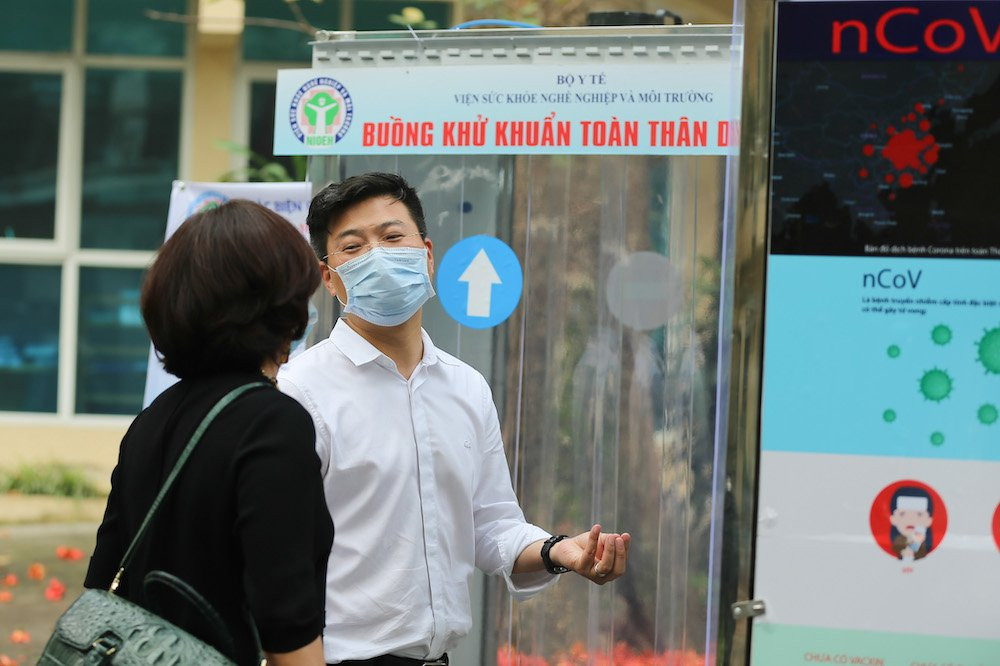 Kết quả ban đầu cho thấy hơn 90% các loại vi khuẩn, virus bám trên bề mặt cơ thể, quần áo… đã bị loại bỏ hoàn toàn sau khi đi qua buồng khử khuẩn toàn thân. Viện Sức khỏe nghề nghiệp và môi trường mong muốn có thể triển khai hiệu quả tại nhiều điểm nhằm dể đóng góp vào công cuộc phòng chống dịch Covid-19.