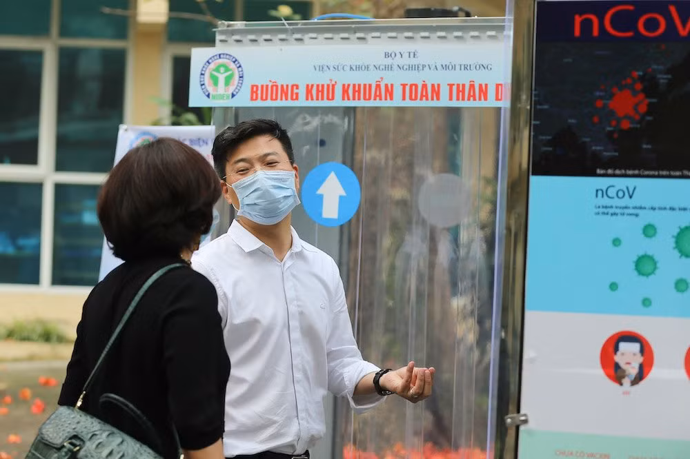 Kết quả ban đầu cho thấy hơn 90% các loại vi khuẩn, virus bám trên bề mặt cơ thể, quần áo… đã bị loại bỏ hoàn toàn sau khi đi qua buồng khử khuẩn toàn thân. Viện Sức khỏe nghề nghiệp và môi trường mong muốn có thể triển khai hiệu quả tại nhiều điểm nhằm dể đóng góp vào công cuộc phòng chống dịch Covid-19.