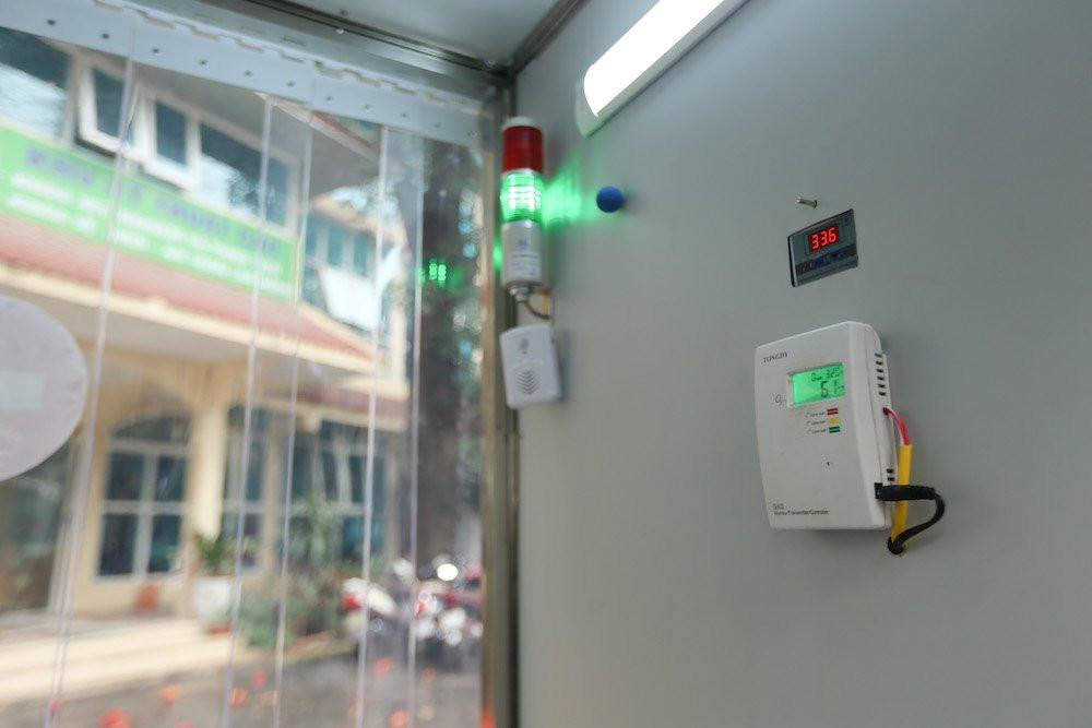 Ngoài hệ thống máy phun dung dịch sương mù, hiện Viện cũng đang thử nghiệm hệ thống khử khuẩn bằng nhiệt và ozon. PGS,TS Doãn Ngọc Hải cũng cho biết thêm:“Việc sử dụng nhiệt độ cao kết hợp với ozon ở mức độ cho phép có thể giúp diệt khuẩn. Hiện tại, chúng tôi đang tiến hành thử nghiệm cùng với các kỹ sư và các chuyên gia về y tế để đưa ra một mức độ nhiệt và ozon hợp lý”. 