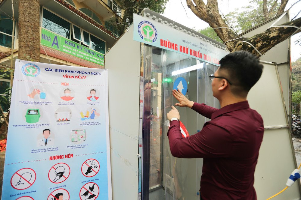 Hai buồng khử khuẩn toàn thân di động hiện được lắp đặt và thử nghiệm tại cổng vào của Viện Sức khoẻ nghề nghiệp và môi trường.