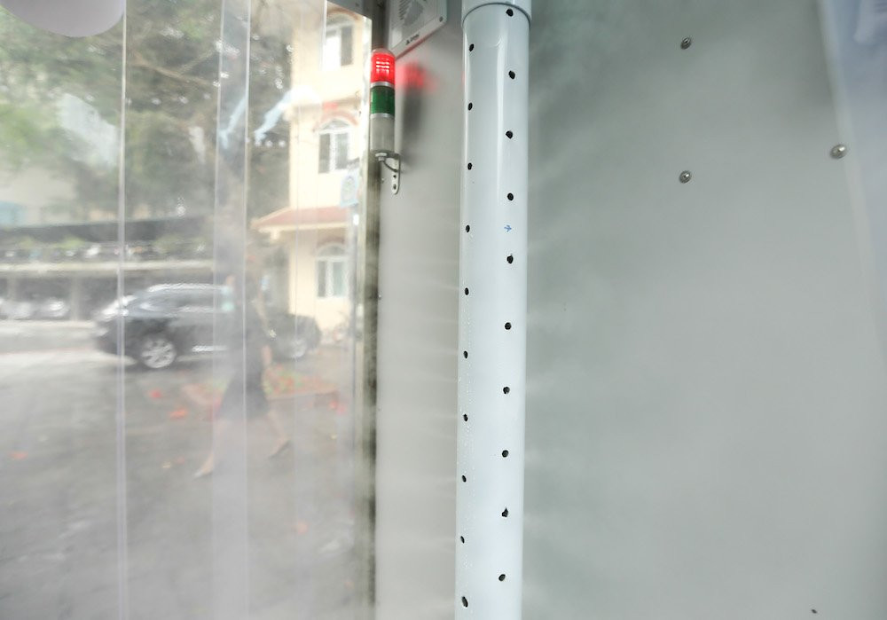 Ống dẫn dung dịch sương mù 360 độ bên trong buồng kết nối với máy phun dung dịch kết hợp cảm biến hồng ngoại. Bộ cảm biến hồng ngoại lắp đặt bên trong buồng giúp tự động kích hoạt quá trình phun khử khuẩn khi phát hiện có người đi qua.