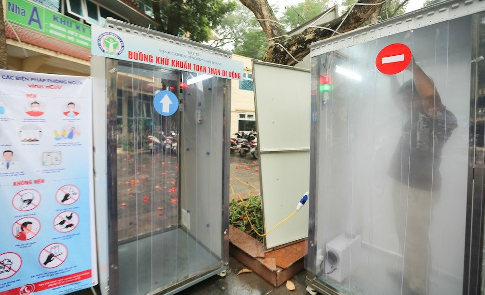 Thời gian “làm sạch” toàn thân một người từ 15 – 20 giây để. Một hệ thống sau khi lắp đặt hoàn chỉnh có thể đáp ứng công suất khử khuẩn lên tới 1.000 người/ngày.