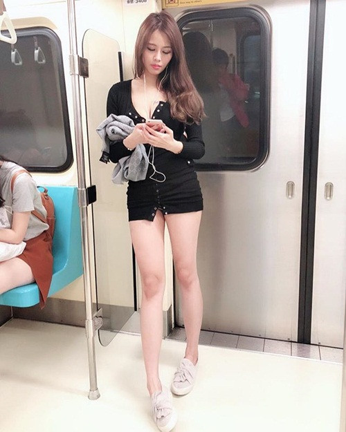 Trong một lần khác, chiếc váy body quá ngắn của Toa Vận cũng khiến nhiều người phải ngượng ngùng quay mặt đi.