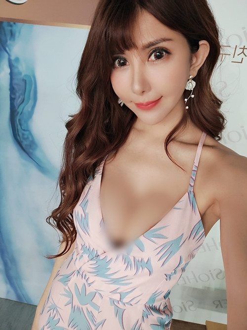 Thêm nữa, việc diện đồ tôn dáng cũng rất có ích cho công việc của cô, giúp độ phủ sóng hình ảnh tăng cao.