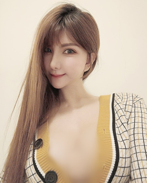 Người hâm mộ trung thành của Maggie cũng thường để lại lời nhắn, nhắc nhở hot girl phải chú ý đến sức khoẻ. Dù là công việc cũng không nên làm quá sức, kẻo cảm lạnh.