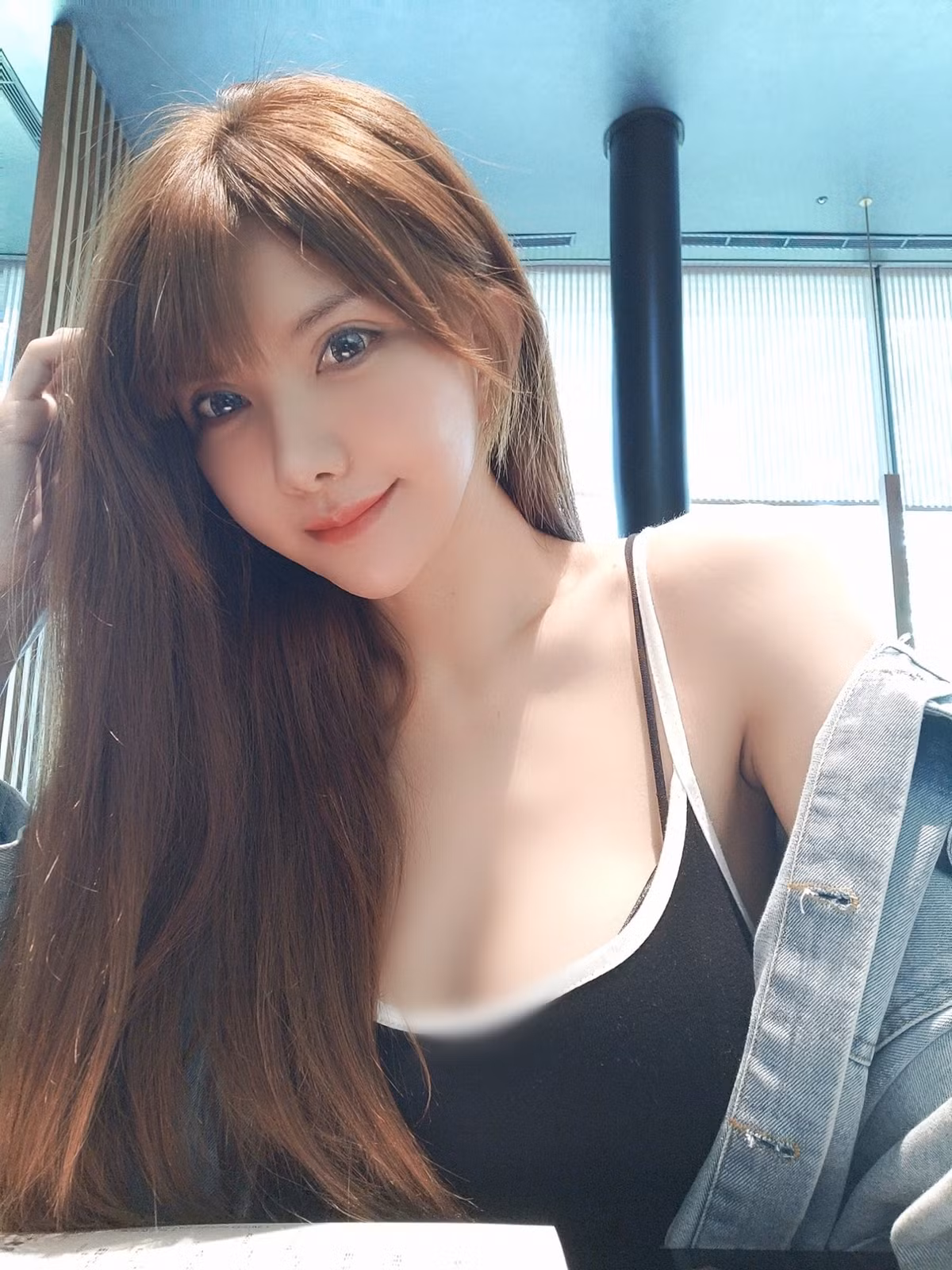 Tuy vậy, Maggie lại không khuyến khích các fan hâm mộ ăn mặc thiếu vải như mình. Trước đó, hot girl từng tâm sự rằng, trời lạnh mọi người nên mặc ấm, không nên mặc hở hang giống như cô nàng.