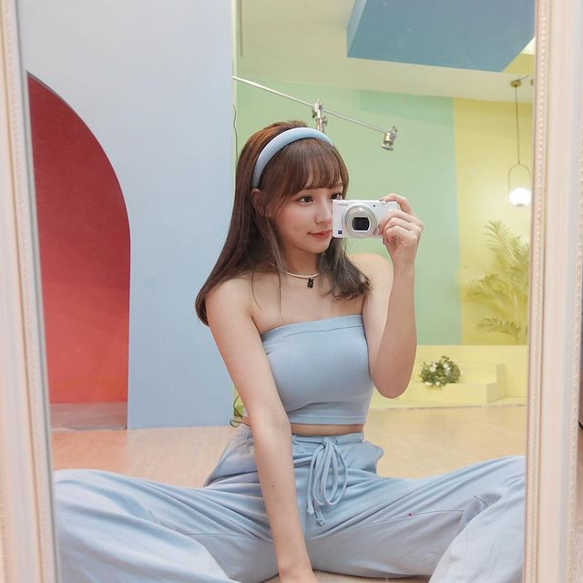 Những ngày gần đây, Lâm Tương đang quảng bá cho bộ lịch 2022 của đội cổ vũ. Chỉ trang điểm nhẹ nhàng, diện đồ thể thao đơn giản, Lâm Tương vẫn gây mê cho người hâm mộ.