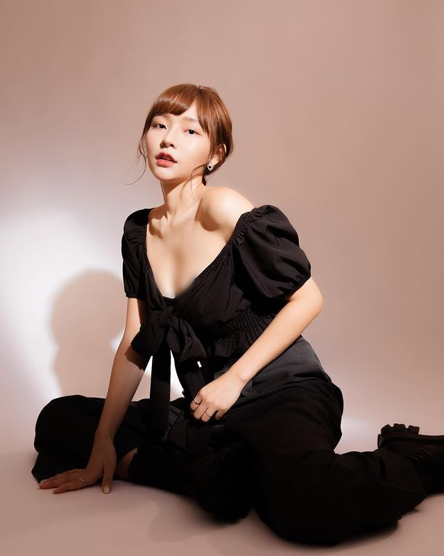 Trong những set đồ đơn giản, đơn sắc, Lâm Tương cũng vẫn cuốn hút đầy ma mị. Cô nàng đặc biệt thích những thiết kế tôn vòng một đầy đặn của mình.