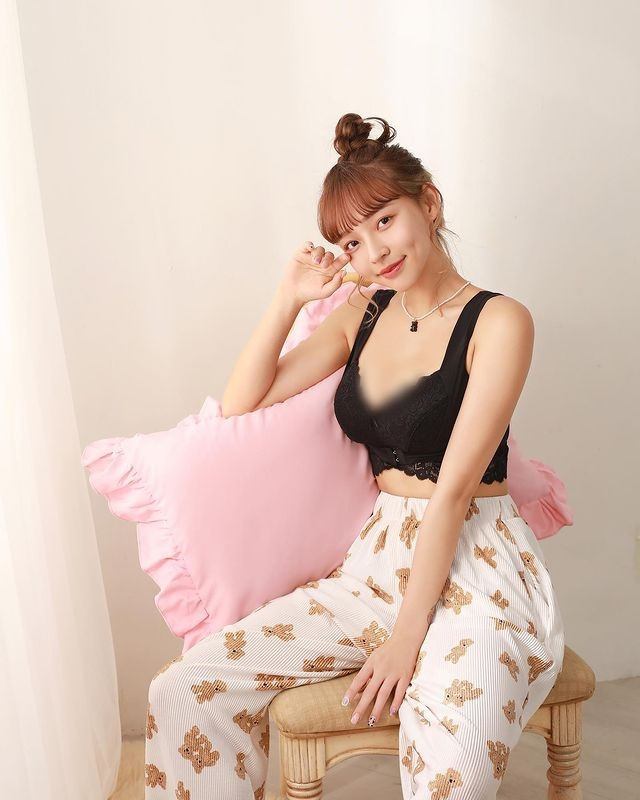 Trong những set đồ mặc nhà, Lâm Tương xinh đẹp hút hồn mà không hề phản cảm như nhiều hot girl theo con đường gợi cảm khác.