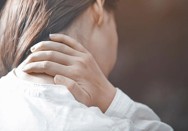 Khi đĩa đệm thoát vị chèn ép tủy sống hoặc quá sản xương chèn ép dây thần kinh và mạch máu, sẽ xảy ra đau dây thần kinh nghiêm trọng, chóng mặt và rối loạn vận động, phẫu thuật có thể là cần thiết để giải quyết vấn đề. Song, đôi khi phẫu thuật không thể cải thiện hoàn toàn các triệu chứng nghiêm trọng. Lúc này hối hận thì đã muộn.