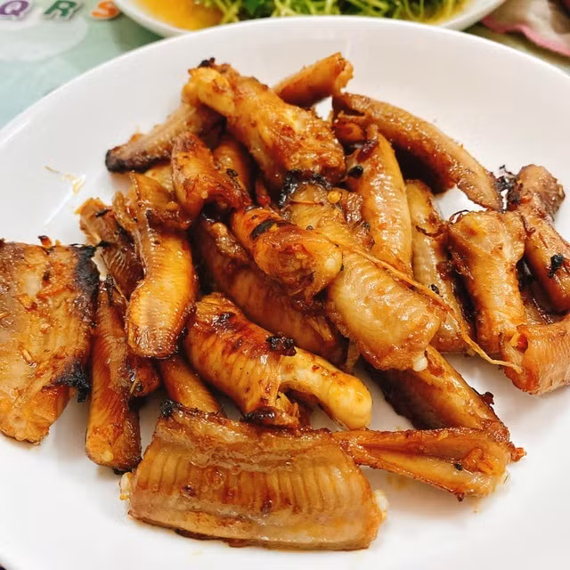 Sau khi lột da, cá mút đá được bỏ ruột cắt đầu, để lộ phần thịt trắng hồng hấp dẫn. Tiếp đó, cá được cắt thành từng khúc nhỏ, ướp gia vị, chế biến thành các món đa dạng phục vụ thực khách.