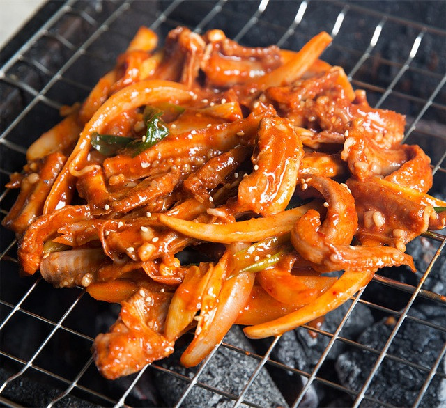 Ngược lại, nó chỉ chứng minh rằng những khúc cá ấy vừa được sơ chế, còn rất tươi và hoạt động ngọ nguậy chỉ là chuyển động được tạo ra bởi các tế bào thần kinh phản xạ mà thôi.