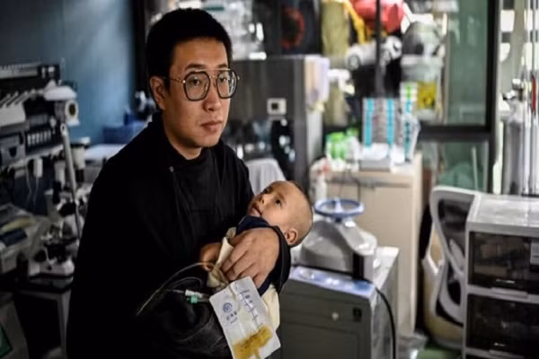 Chỉ học hết cấp 3, cha tự chế thuốc cứu con sắp chết Chi hoc het cap 3, cha tu che thuoc cuu con sap chet