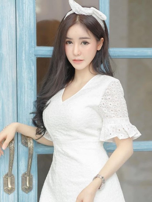 Jirarat Chananto là một trong những hot girl, người mẫu nổi tiếng ở Thái Lan. Cô nàng từng là giáo viên tiểu học nên được người hâm mộ ưu ái đặt cho biệt danh nữ giáo viên xinh đẹp nhất.