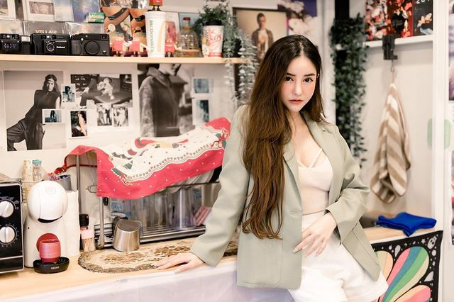 Cũng từ khi làm người mẫu, Jirarat Chananto ăn mặc nóng bỏng, gợi cảm hơn nhiều. Cô nàng cũng thoải mái khoe dáng vóc của mình trên trang IG cá nhân.