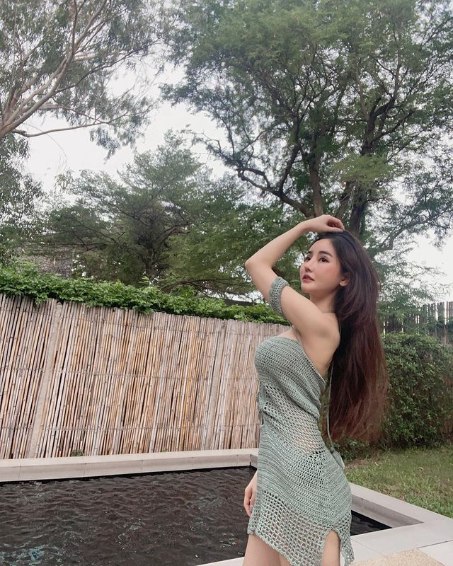 Dù chỉ diện những set đồ đơn giản, Jirarat Chananto cũng xinh đẹp nổi bật, khiến người hâm mộ khó lòng rời mắt.