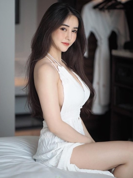 Với khuôn mặt xinh đẹp chuẩn V-line, làn da trắng mịn màng, chiều cao đáng mơ ước và đặc biệt là đôi gò bồng đảo căng đầy, Jirarat Chananto dễ dàng gây chú ý khi xuất hiện.