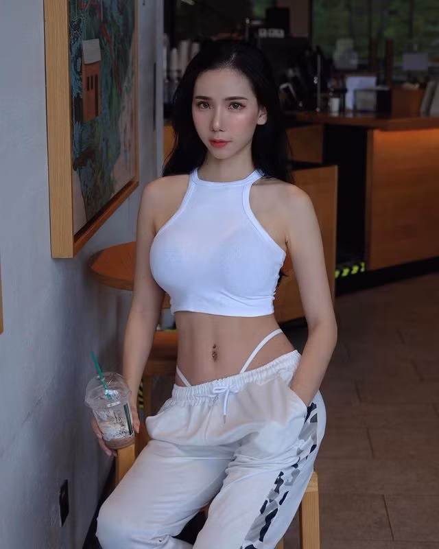 Chính nhờ vậy, dù chỉ diện đồ tập, hot girl nóng bỏng người Malaysia cũng có thể trở thành tâm điểm chú ý mỗi khi xuất hiện.