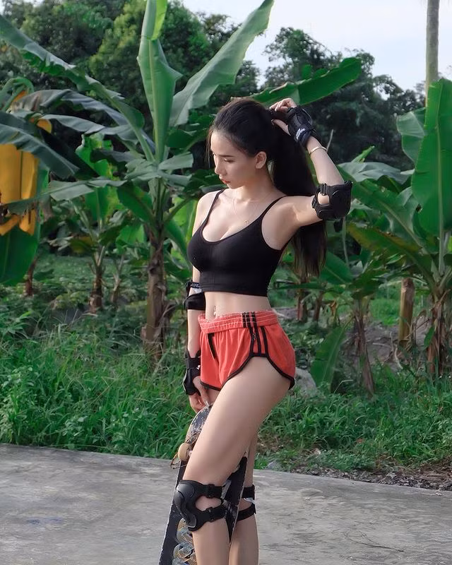 Cô nàng luôn gây ấn tượng mạnh mẽ với khuôn mặt xinh đẹp chỉn chu, thân hình nóng bỏng, nõn nà và thần thái không chê vào đâu được.