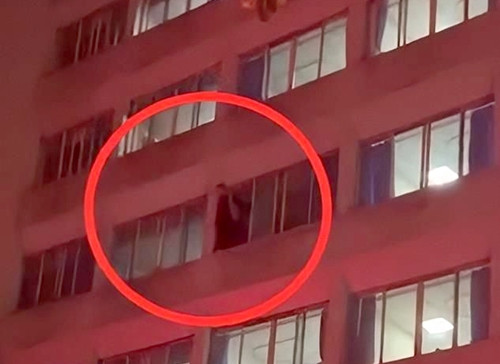 Vua rut kim truyen, y ta bi benh nhan rut dao chem