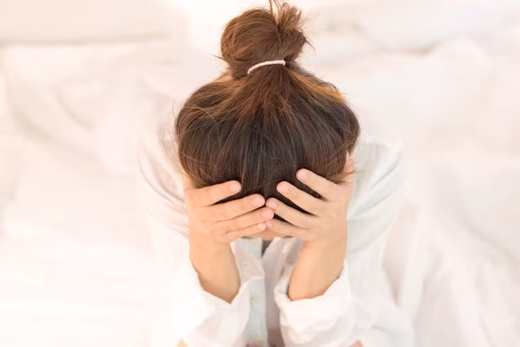 Hãy chú ý, trước khi bị nhồi máu não, cơ thể sẽ có những biểu hiện bất thường sau: Tê bì chân tay, tay chân lạnh, bắp chân thường xuyên bị chuột rút; Thường xuyên chóng mặt và nhức đầu, giảm thị lực từng đợt; Gốc lưỡi cứng đờ, nói năng bất đắc chí, nói ngọng; Phản ứng trở nên tồi tệ hơn, và tối thường xuyên bị mất ngủ. Ngoài ra, người mỡ máu cao cần chú ý xây dựng các thói quen tốt trong cuộc sống, tuân thủ luyện tập thể dục thể thao, thúc đẩy quá trình chuyển hóa mỡ, giúp kiểm soát lipid máu.