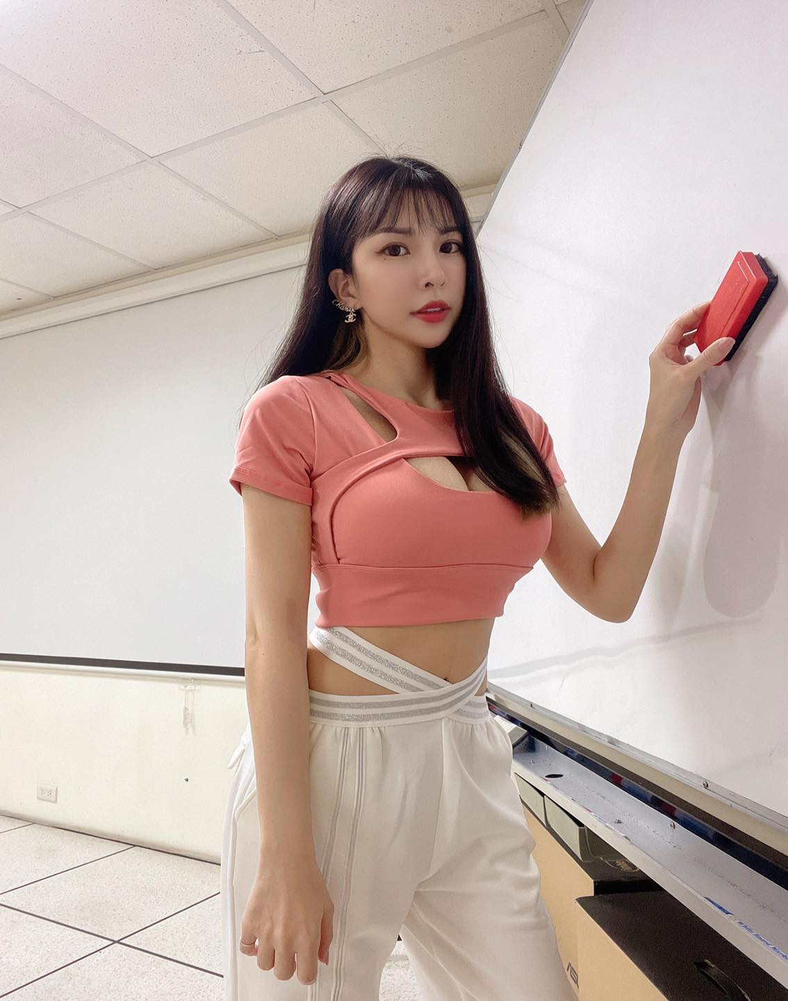 Mới đây, Tô Tâm Ninh bất ngờ chia sẻ rằng, cha cô đột ngột mắc bệnh Alzheimer, cô không biết làm gì ngoài việc khóc. Thế nhưng, dù rất buồn, cô vẫn làm việc chăm chỉ trước ống kính.