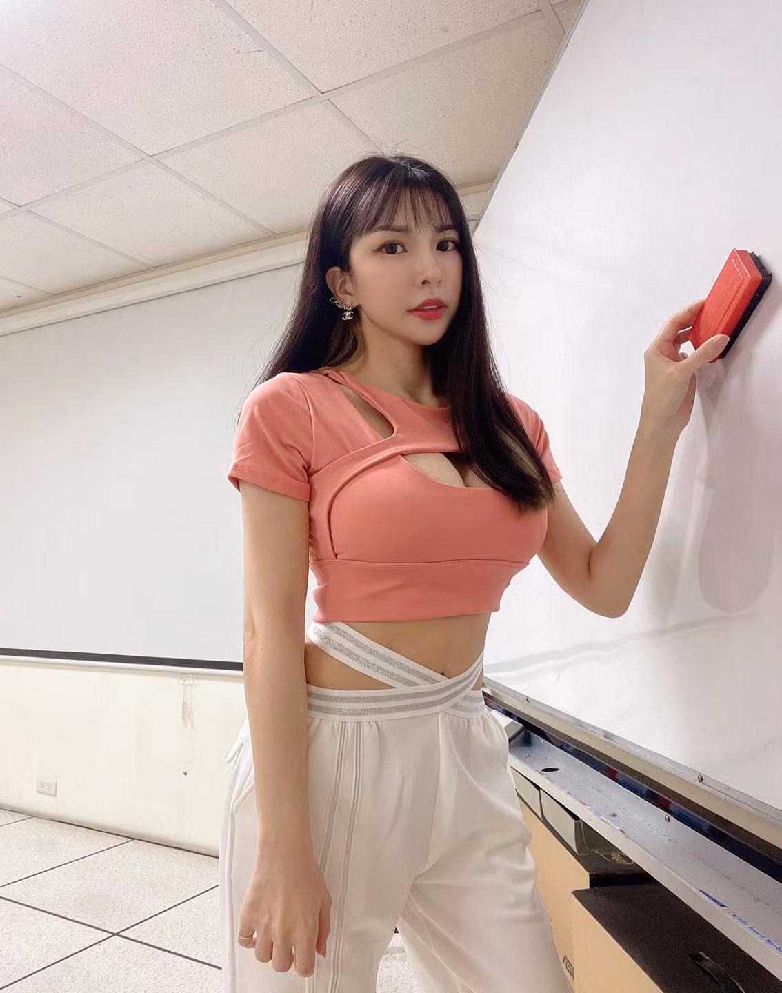 Mới đây, Tô Tâm Ninh bất ngờ chia sẻ rằng, cha cô đột ngột mắc bệnh Alzheimer, cô không biết làm gì ngoài việc khóc. Thế nhưng, dù rất buồn, cô vẫn làm việc chăm chỉ trước ống kính.