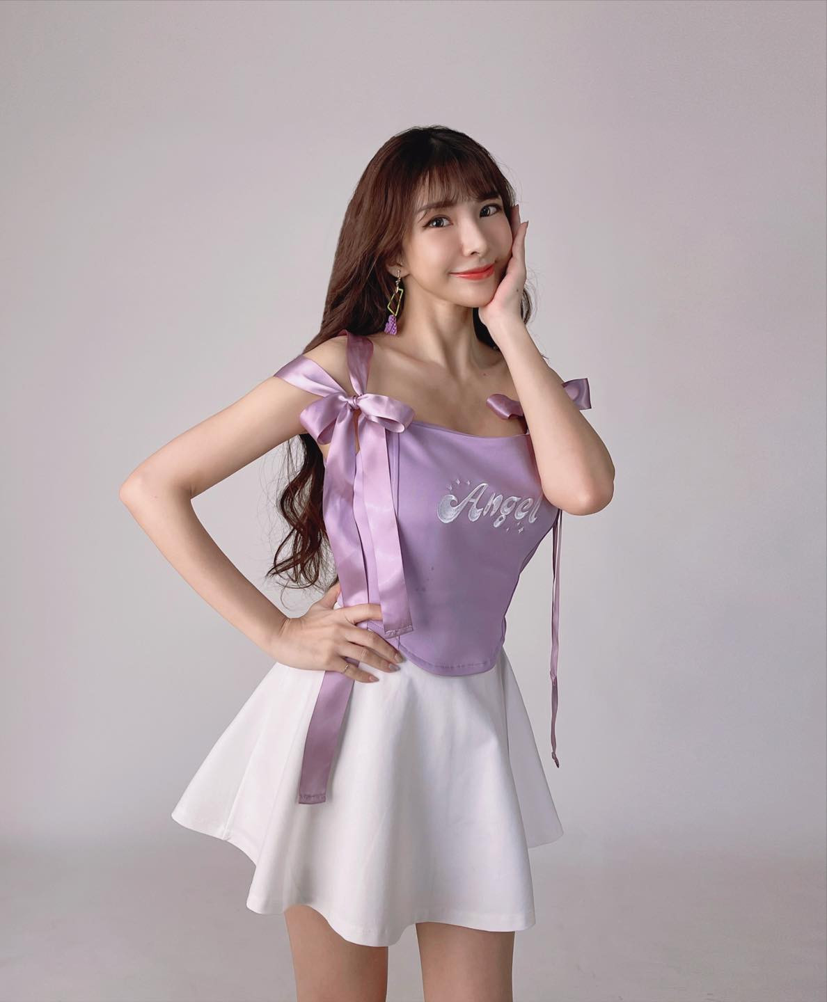 Nhờ vậy, cô nàng luôn giữ được phong độ nhan sắc, được nhiều fan nam theo đuổi. Tuy vậy, hot girl rất kín tiếng về đời tư, hiếm khi đề cập tới gia đình, bạn bè hay chuyện tình cảm trên mạng.