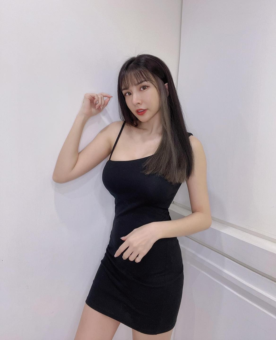 Tận dụng sự nổi tiếng trên mạng và lợi thế ngoại hình, cô nàng cũng lấn sân làm người mẫu ảnh.