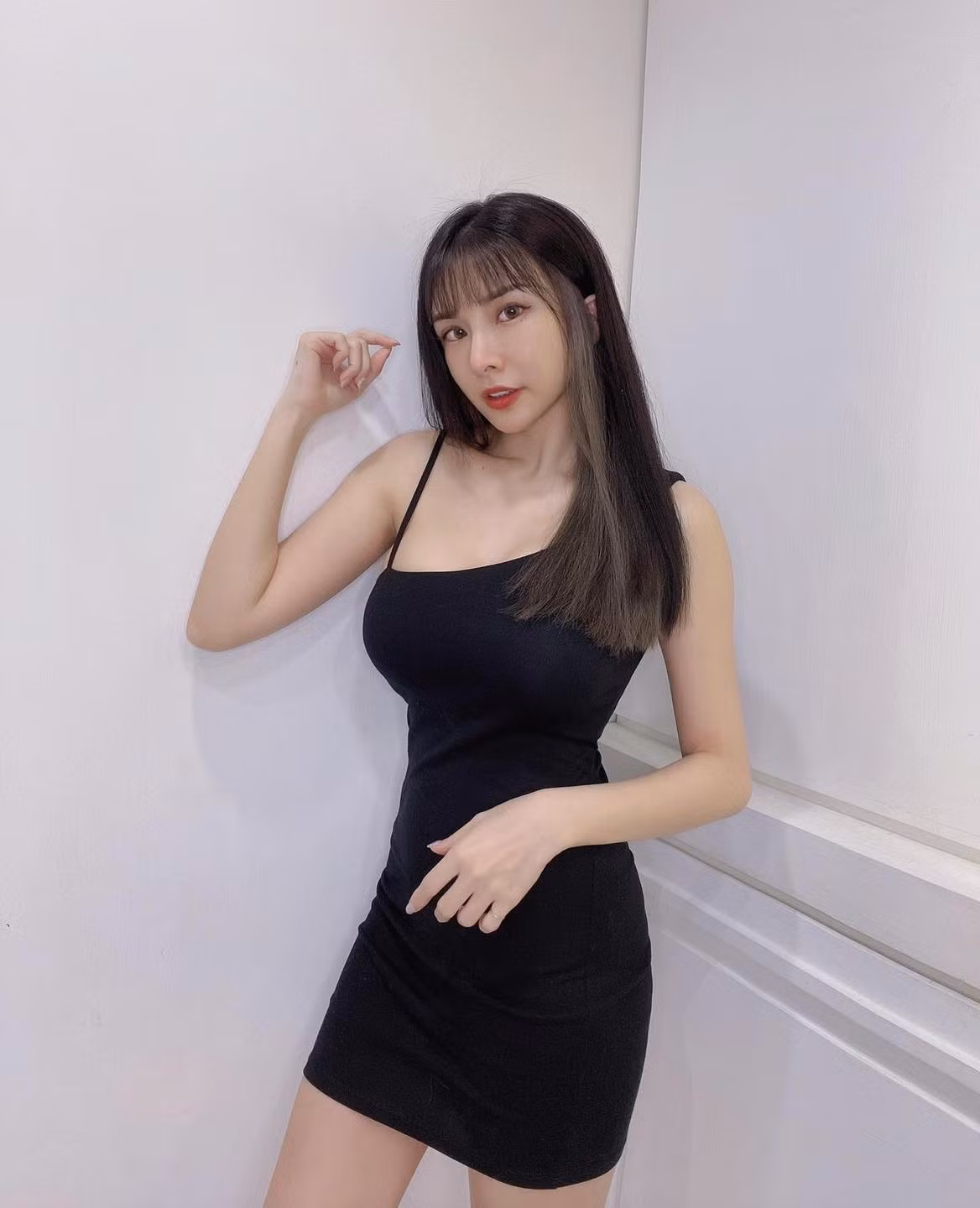 Tận dụng sự nổi tiếng trên mạng và lợi thế ngoại hình, cô nàng cũng lấn sân làm người mẫu ảnh.