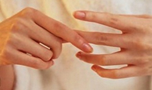 Gan tổn thương khiến rác thải và chất độc không thể đào thải ra ngoài được. Lúc này, những chất bài tiết dồn lại, ngón tay giữa cũng sẽ phản ánh một số bất thường, tạo nên hình dáng dày, mỏng khác biệt. Khi đó, bạn hãy đi kiểm tra sức khỏe gan của bạn ngay.