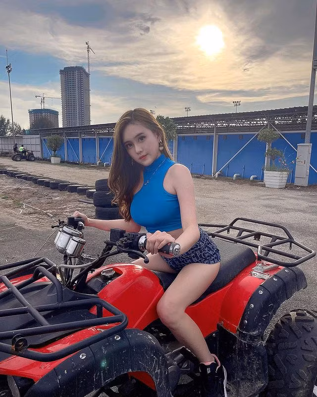 Tuy nhiên, phải công nhận rằng trang phục của hot girl xinh đẹp rất ít khi bị chỉ trích là phản cảm. Cô nàng khá khéo léo trong việc kết hợp trang phục để khoe dáng vóc.