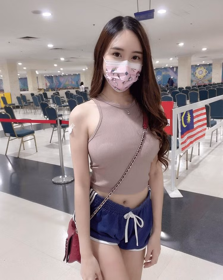 Hơn nữa bộ trang phục tuy xuyên thấu nhưng vẫn không lộ vùng nhạy cảm. So với nhiều hot girl khác, Kabby Chong hoàn toàn bình thường, không hề "xúc phạm người nhìn" như nhiều cư dân mạng nặng nề bình luận.