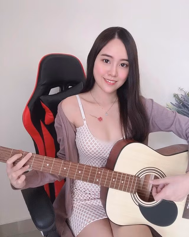 Thực tế, Kabby Chong cũng nhiều lần xuất hiện nơi công cộng với những bộ trang phục bó sát, khoét sâu, khoe khéo đôi gò bồng đảo tuyệt đẹp của cô.