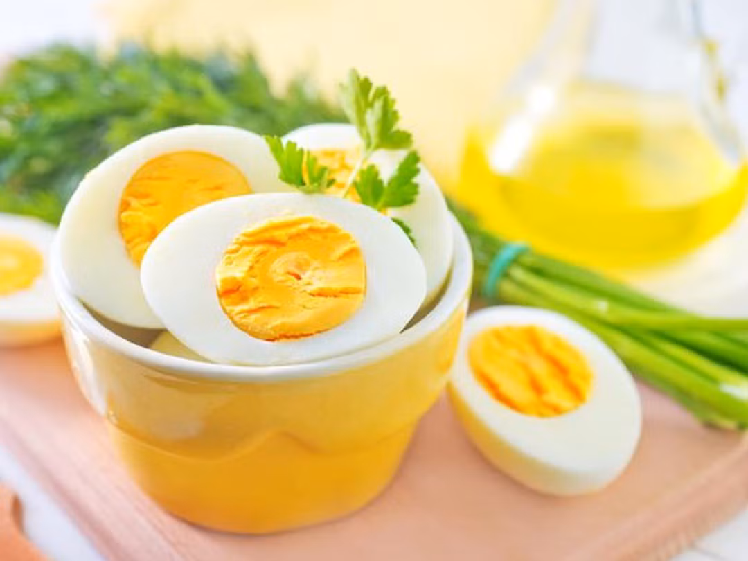 Thế nhưng cân nặng của Tiểu Lăng không những không giảm mà còn tăng lên vùn vụt, hẳn 10kg. Điều kỳ lạ hơn nữa là sau khi uống nhiều nước, Tiểu Lăng vẫn đi tiểu ít, có bọt nhiều.