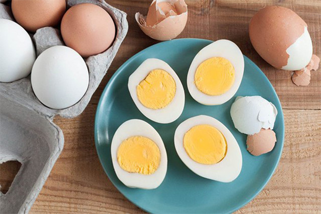 Một buổi sáng gần đây, khi thức dậy, Tiểu Lăng thấy mí mắt sưng vù, không mở nổi mắt ra. Cố gắng đứng dậy thì phát hiện hai chân mềm đi, khó vững. Nhờ gia đình đưa đến bệnh viện để thăm khám, Tiểu Lăng sốc nặng khi được bác sĩ chẩn đoán mắc hội chứng thận hư.