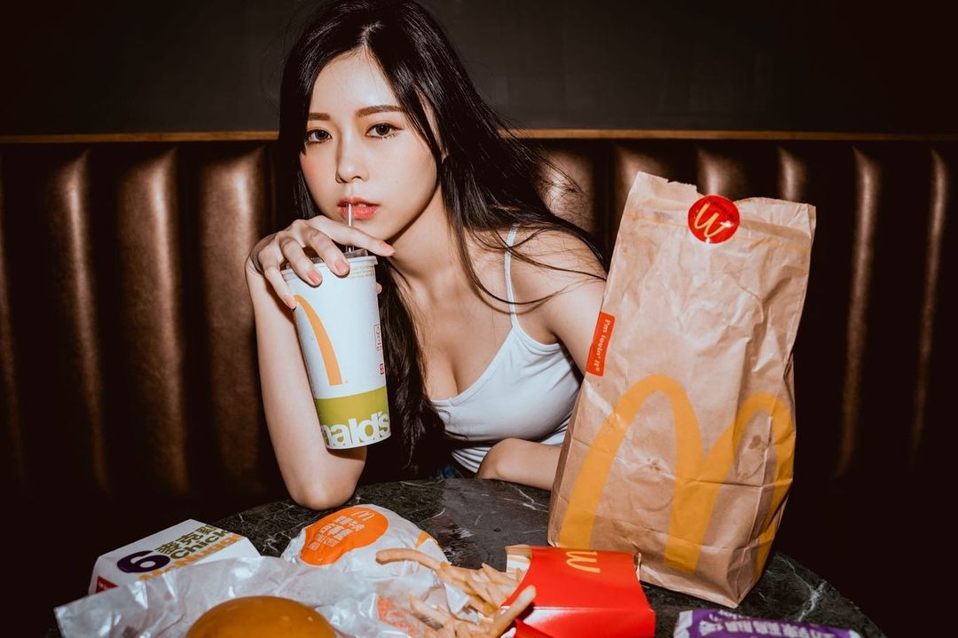 Tìm hiểu sâu hơn, cư dân mạng biết được nữ bác sĩ Thiên Tâm (Linda) chỉ là nickname trên mạng xã hội của cô nàng. Tên thật của cô là Trang Tử Linh.