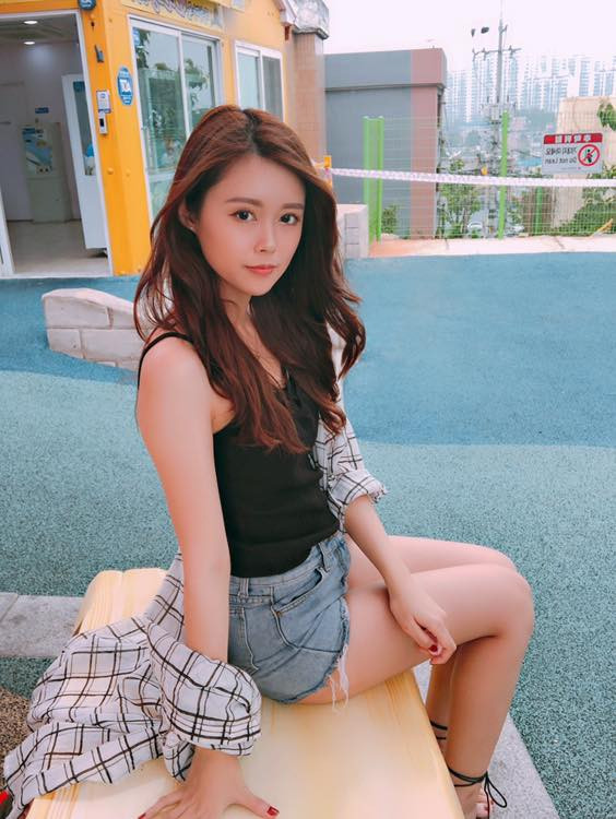 Cô nàng gợi cảm vừa phải, ngay cả phong cách thời trang ngoài đời dù trẻ trung, quyến rũ nhưng cũng luôn ở trong vòng an toàn, khiến người hâm mộ yên tâm ủng hộ.