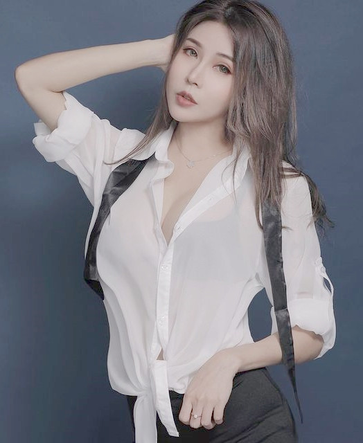 Hot girl gợi cảm Trần Gia Nghi (Tracy) là một trong những mỹ nhân Hong Kong nổi tiếng với dáng vẻ bốc lửa và gu ăn mặc táo bạo.