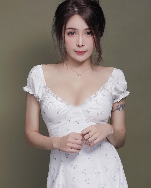 Các fan hâm mộ cho rằng, với khuôn mặt xinh như búp bê và dáng vóc gợi cảm đầy cuốn hút, Trần Gia Nghi xứng đáng nổi tiếng hơn nữa, được biết đến nhiều hơn nữa.