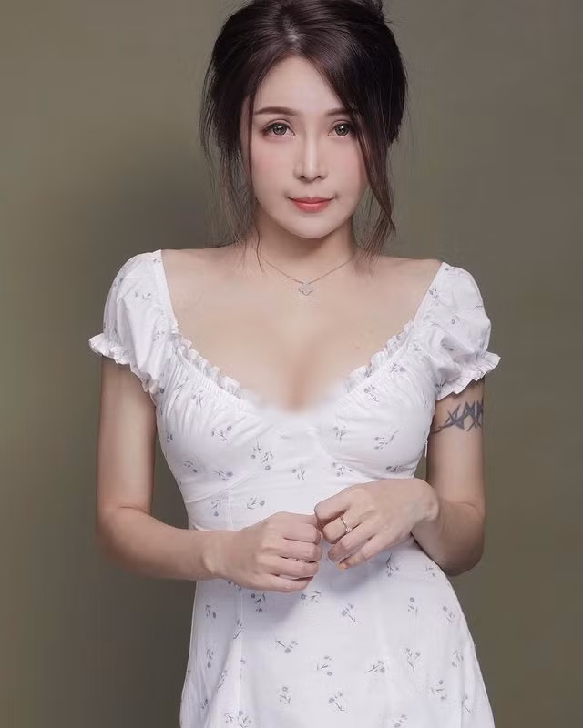 Các fan hâm mộ cho rằng, với khuôn mặt xinh như búp bê và dáng vóc gợi cảm đầy cuốn hút, Trần Gia Nghi xứng đáng nổi tiếng hơn nữa, được biết đến nhiều hơn nữa.