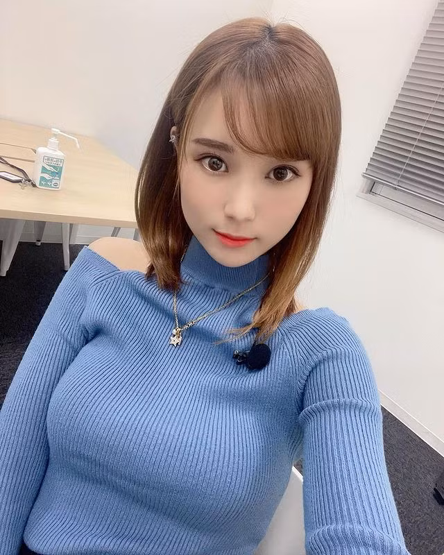 Trên trang cá nhân, Manaka Nishihara thường xuyên đăng ảnh của mình. Cô nàng có rất nhiều bộ ảnh táo bạo, gợi cảm, khoe triệt để cơ thể mơn mởn đầy sức sống.