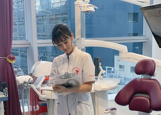 Theo tìm hiểu, Manaka Nishihara có ngoại hình ngọt ngào và dáng vóc gợi cảm, cân đối. Ngay từ khi còn học cấp 2, cô đã được các công ty giải trí săn đón để trở thành người mẫu ảnh.