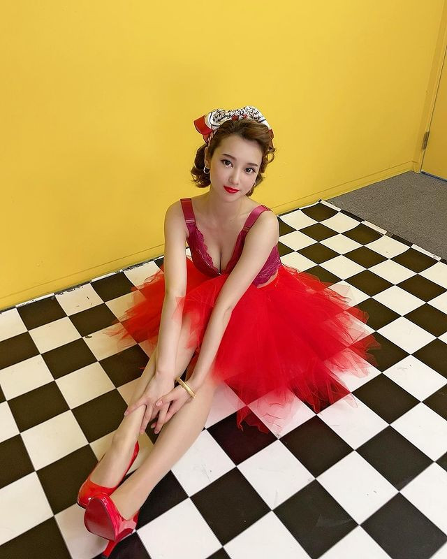 Trong bộ trang phục này, Manaka Nishihara xinh đẹp như búp bê, hút hồn người hâm mộ.